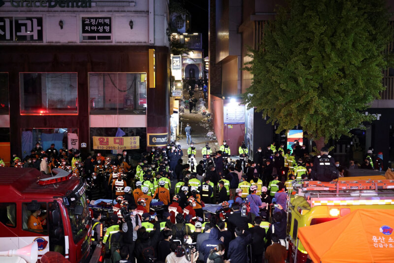 韓國梨泰院去年10月29日晚間萬聖節活動在狹窄街道內爆發嚴重推擠踩踏意外，大批警消人員30日凌晨在現場救援。（路透社）