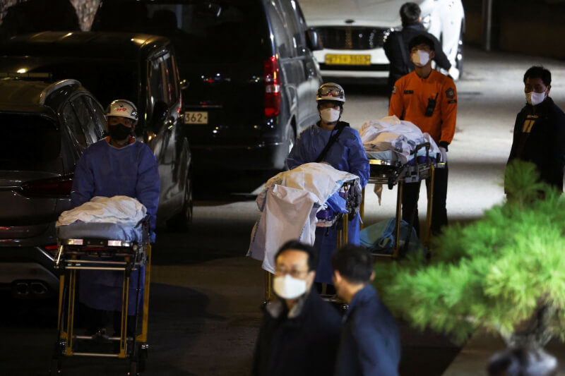 韓國梨泰院萬聖節活動29日驚傳推擠踩踏意外，至少149人喪生，現場人員將受害者遺體送至醫院。（路透社）
