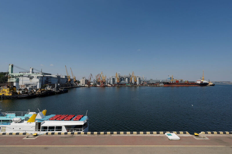 圖為穀物出口協議實施後，8月19日在烏克蘭黑海港口敖德薩裡可見大型貨輪值勤。（路透社）