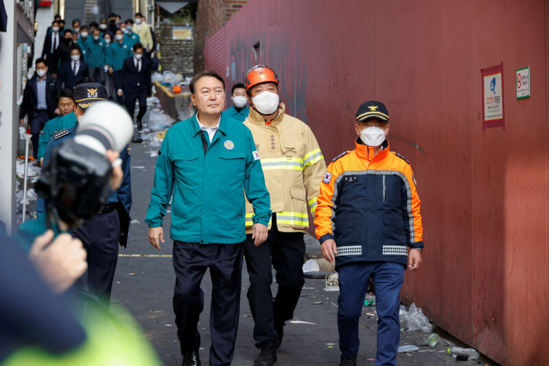 韓國總統尹錫悅（前左）30日赴首爾梨泰院踩踏事故現場了解情況，他已宣布全國為百死意外事故舉哀。（路透社）