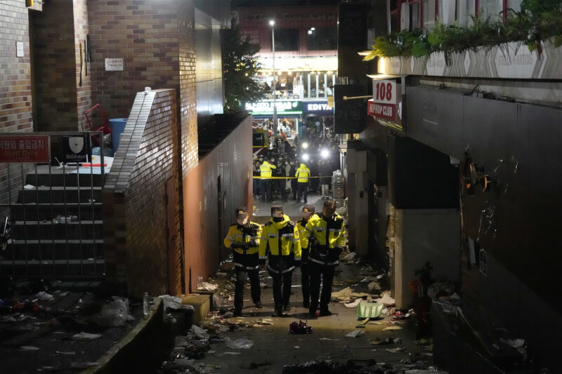 韓國首爾梨泰院29日晚間萬聖節活動發生踩踏事件，造成154人喪生，警方30日凌晨在事發現場的窄巷內巡查蒐證。（美聯社）