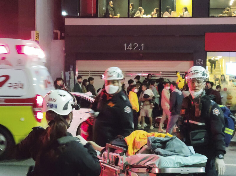 首尔梨泰院29日晚间踩踏推挤事件，已造成多达上百人死亡，受害者以年轻女性居多。图为急救队救援情况。（共同社）