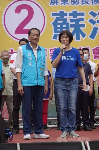 國民黨屏東縣長參選人蘇清泉（前左）30日成立六堆客家後援會，妻子蘇主榮（前右）站台指出「對手批蘇清泉是大金牛，謝謝看到勤儉持家」。中央社記者李卉婷攝  111年10月30日