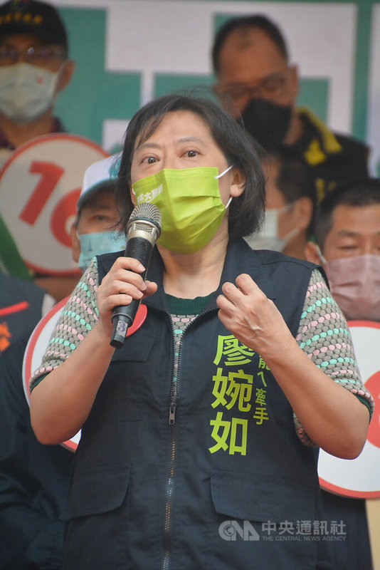 民進黨新北市長參選人林佳龍因確診COVID-19，由妻子廖婉如（圖）代替出征，30日到板橋區出席新北市議員黃俊哲競選總部成立大會，力挺黃俊哲。廖婉如表示，將來也會當林佳龍分身，分進合擊一起投入選務，爭取勝選。中央社記者黃旭昇新北攝  111年10月30日