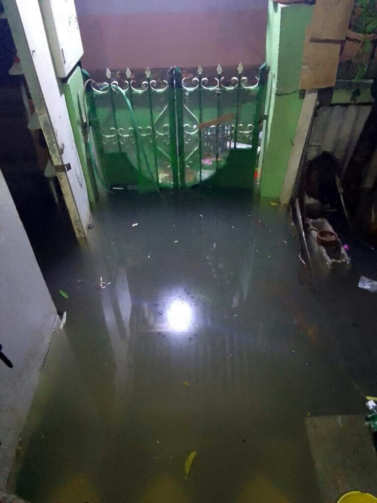 奈格颱風29日橫掃菲律賓帶來猛烈雨勢，洪水及土石流導致至少48人身亡。馬尼拉都會區東方的黎薩省肯塔鎮（Cainta）居民安東尼奧（Dan Antonio）說，洪水湧入他家大門，一度水深及膝。（安東尼奧提供）中央社記者陳妍君馬尼拉傳真 111年10月30日