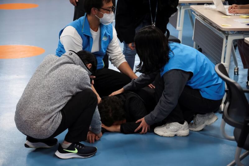 圖為在韓國梨泰院踩踏意外中失聯者的家屬。（路透社）