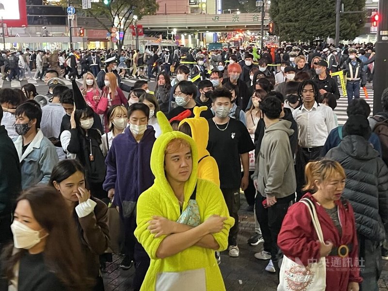 每逢萬聖節，日本東京JR澀谷車站前即使沒有舉辦什麼活動，但會有大批民眾主動湧入歡度節日，有些人奇裝異服，享受變裝樂趣。中央社記者楊明珠東京攝  111年10月31日