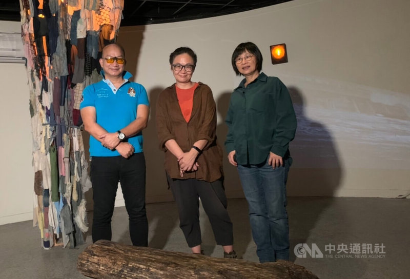 國立清華大學藝術與設計學系31日舉辦「跨域2－與燭光的藝術對話」展覽，其中，有裝置藝術把舊衣物、漂流木為元素，結合燭光營造溫暖空間。中央社記者郭宣彣攝  111年10月31日