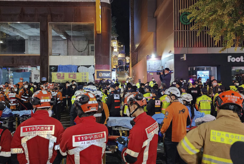 韓國首爾梨泰院踩踏意外增至156人死亡。圖為大批警消人員10月30日凌晨在現場協助救援。（共同社）