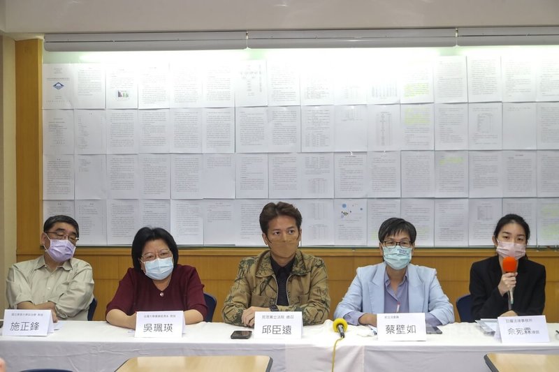 前民眾黨立委蔡壁如(右2)31日由民眾黨立法院黨團總召邱臣遠(中)陪同,並邀集學術界、法律界人士在台北舉行記者會,指教育部稱其論文「涉學倫案件審定報告書」及「學倫會會議紀錄」為機密文件而不公開,宛如學術界的白色恐怖。中央社記者裴禛攝  111年10月31日