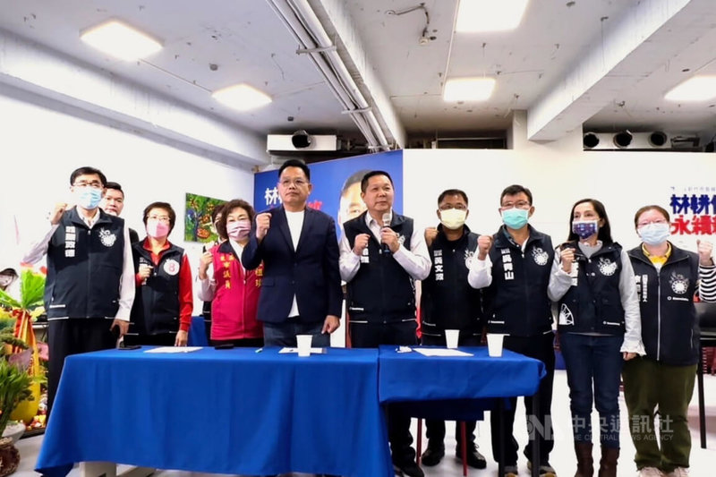 國民黨新竹市長參選人林耕仁(前右6)31日召開記者會,國民黨新竹市議員陳治雄(前右5)等人出席,一同向民眾黨新竹市長參選人高虹安提出4大質疑,包含是否任用男友擔任立院公費助理、購得科智股票是否涉內線交易、是否涉及違法將資策會所屬專利權讓與他人、為何不出示資策會核准兼職科智的文件。中央社記者郭宣彣攝  111年10月31日