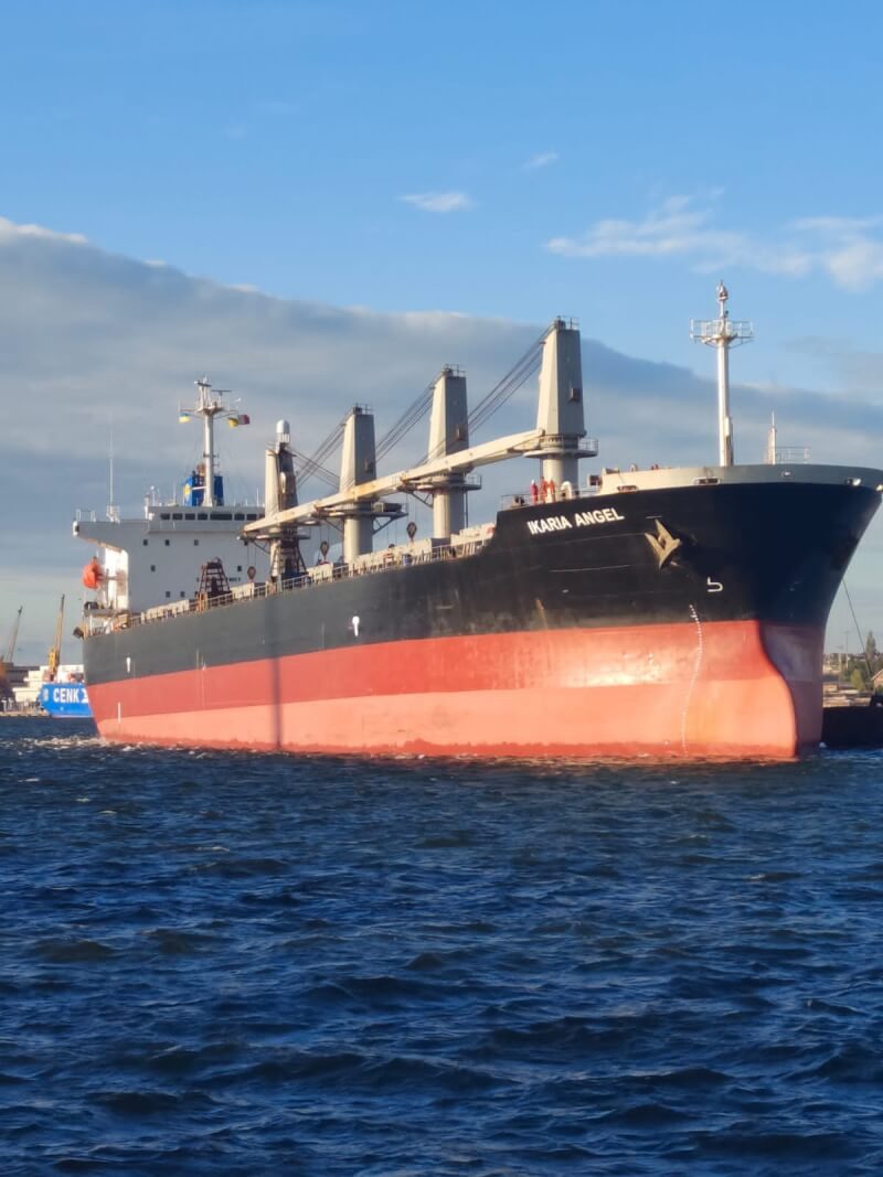 圖為烏克蘭港口一艘載有穀物的散裝貨船。（圖取自twitter.com/OlKubrakov）