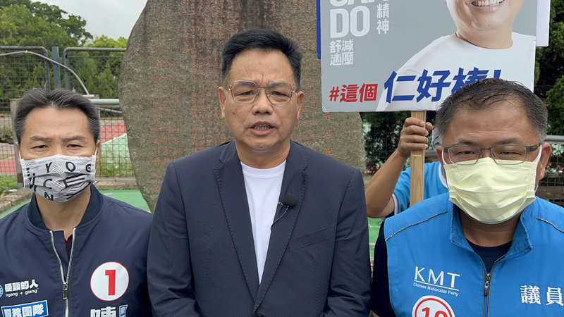 民眾黨新竹市長參選人高虹安日前到彰化縣輔選，指遠離新竹是非之地，國民黨新竹市長參選人林耕仁（中）31日表示，高虹安不應把問題歸咎給新竹。（林耕仁競選團隊提供）中央社記者郭宣彣傳真  111年10月31日