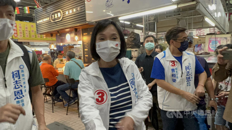 高雄捷運黃線機廠31日動土，國民黨高雄市長參選人柯志恩（中）受訪時表示，選前不斷動工，或宣布完成哪些部分，都有選舉考量；但完工讓市民可以使用，比開幕、動工更重要。中央社記者蔡孟妤攝  111年10月31日