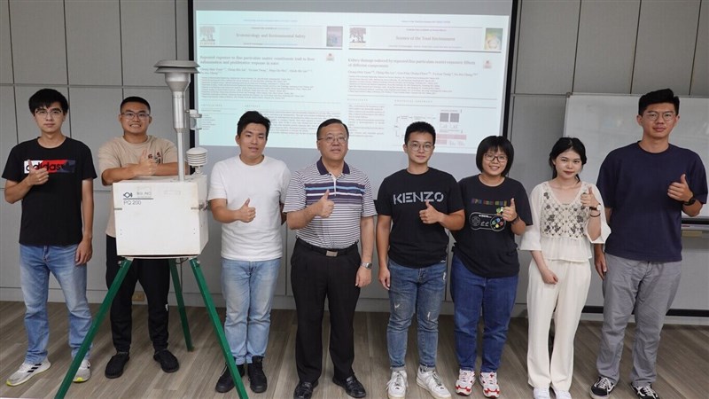 國立中山大學環境工程研究所特聘教授兼所長袁中新(左4)攜手高雄長庚醫院採集高雄臨海工業區PM2.5做研究,發現在高雄冬季空品不佳下,5週所吸入的PM2.5量,足以導致小鼠肝、腎臟毒性,2篇研究成果登上國際頂尖期刊。圖為研究團隊合影。(中山大學提供)中央社記者曾以寧傳真 111年10月31日