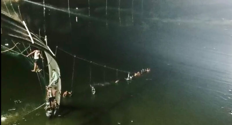印度西部古茶拉底省一座吊橋30日突然斷落，死亡人數增至120人。（安納杜魯新聞社）