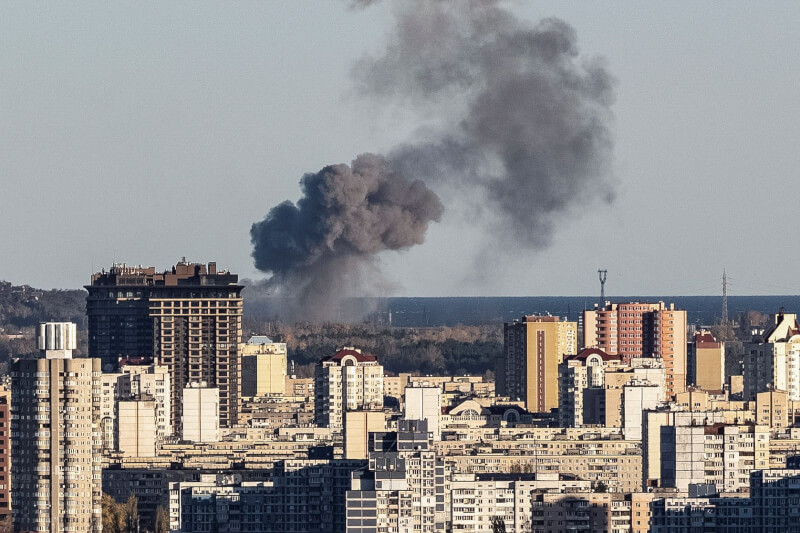 聯合國氣候峰會在埃及舉行。專家指出，俄羅斯侵略烏克蘭的戰爭不僅讓民眾付出慘痛代價，也對地球環境造成沉重打擊。圖為10月31日基輔遭俄羅斯飛彈襲擊，城市郊區冒出濃煙。（路透社）
