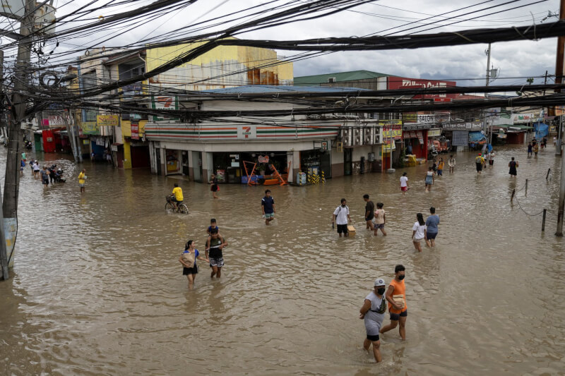 奈格颱風橫掃菲律賓，甲美地省街道淹水，人們只能涉水行走。（路透社）