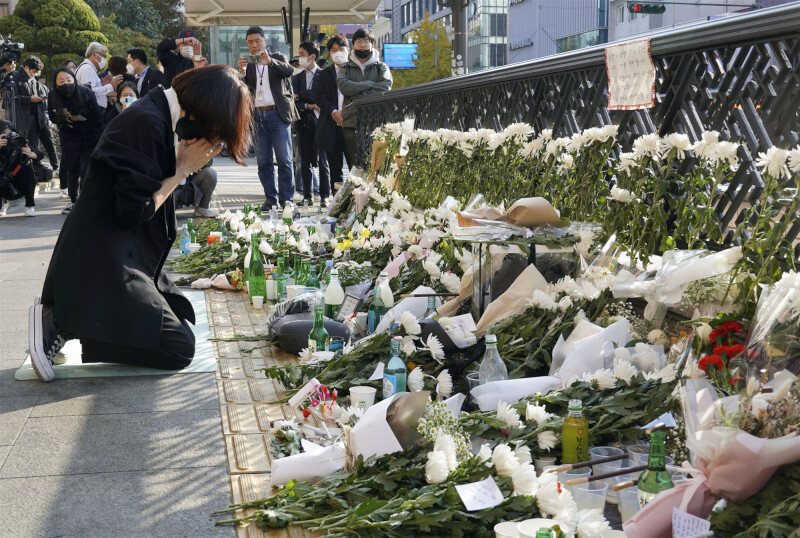 圖為31日韓國民眾赴梨泰院踩踏現場哀悼。（共同社）