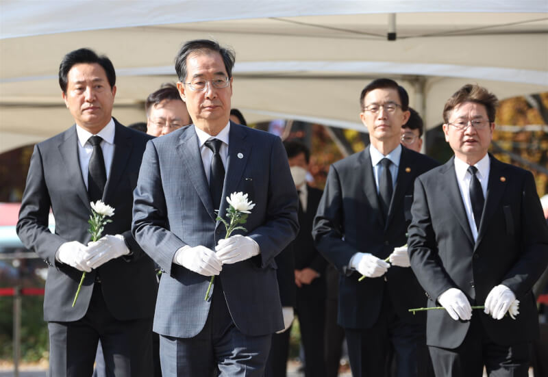 韓國總理韓德洙（前中）31日出席梨泰院踩踏意外聯合祭祀。（韓聯社）