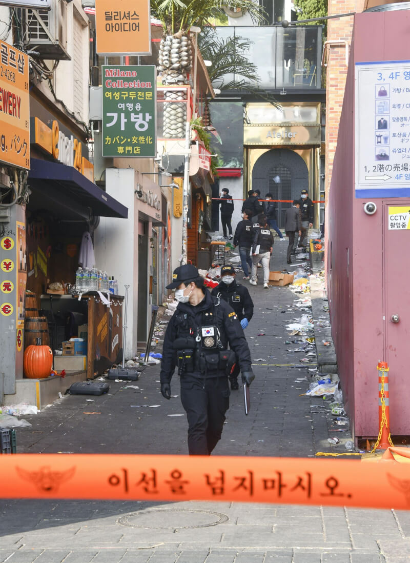 韓國梨泰院29日發生推擠踩踏事件造成154人死亡，警方31日前往事發的窄巷調查。（共同社）