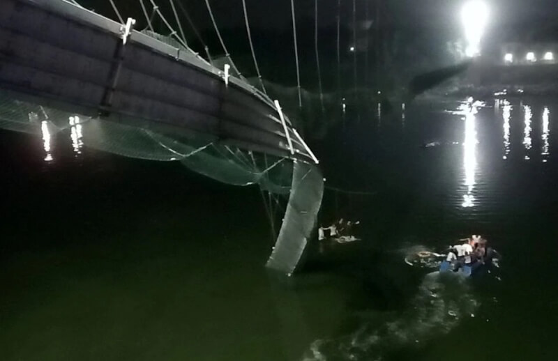 印度西部古茶拉底省一座吊橋30日突然斷落，至少已有81人喪命。（路透社）