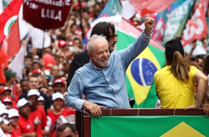 在巴西總統大選勝出的魯拉（前）30日呼籲國人在國家陷入嚴重分裂之際「和平與團結」。（路透社）
