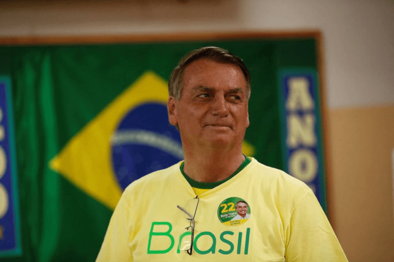 巴西總統大選落幕，總統波索納洛敗給魯拉，成為巴西史上第一位沒能連任的總統。圖為波索納洛30日前往投票。（路透社）