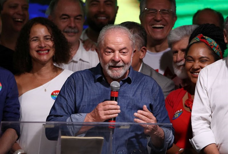 魯拉（前中）當選新一任巴西總統。（路透社）