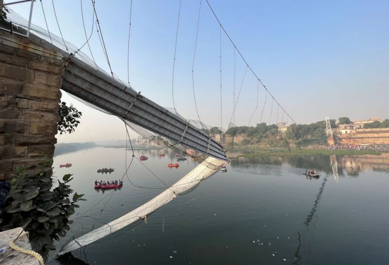 印度西部古茶拉底省一座吊橋30日突然斷落，已有141人喪生。圖為31日救援行動。（路透社）
