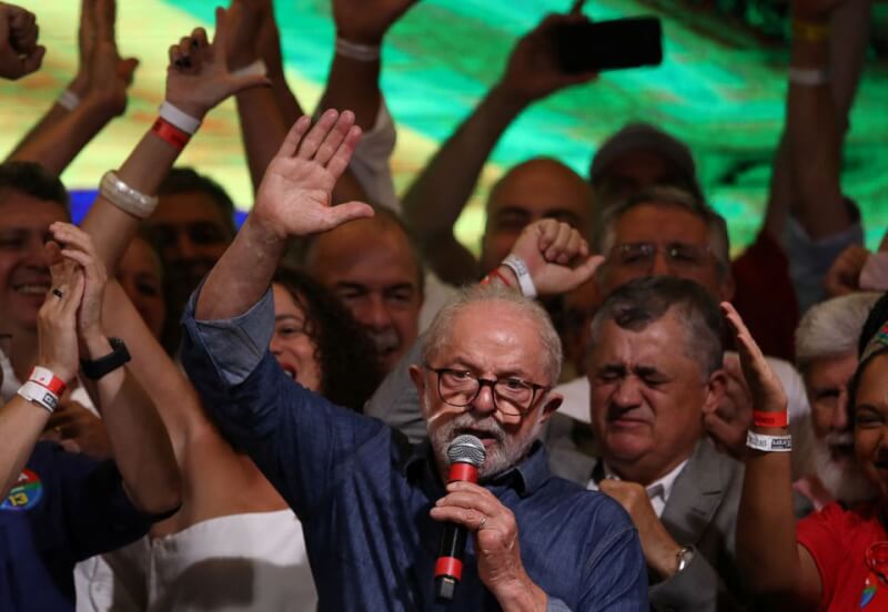 巴西總統決選，左派魯拉（前中）29日擊敗爭取連任的波索納洛，成為下一任總統。（路透社）