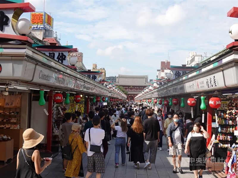 日本萬物飛漲，光今年就有多達逾2萬項商品將漲價或已漲價。圖為8月東京熱門景點淺草寺人潮。（中央社檔案照片）