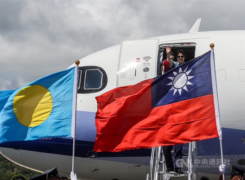 副總統賴清德（前）1日搭乘專機抵達友邦帛琉共和國，下機時向眾人揮手致意，兩國國旗在空中飄揚。中央社記者鄭清元攝 111年11月1日