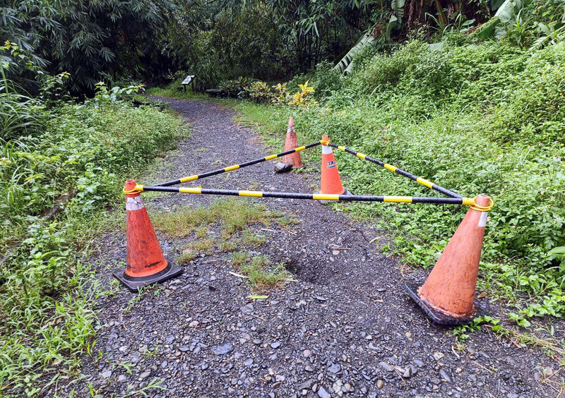 基隆河新北市瑞芳龍川護岸步道出現坑洞影響通行，經濟部水利署第十河川局已圈圍警示，提醒民眾勿靠近；待雨勢停歇後將動用搶修機具回填坑洞。（水利署十河局提供）中央社記者黃旭昇新北傳真  111年11月1日