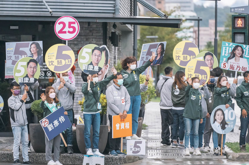 民進黨新竹市長參選人沈慧虹（中，站箱者）表示，她將全面啟動「陸戰」，透過路口拜票、走進市場、車隊掃街等方式，讓更多市民能看見她、遇到她，了解她的城市願景。（沈慧虹競選團隊提供）中央社記者魯鋼駿傳真  111年11月1日