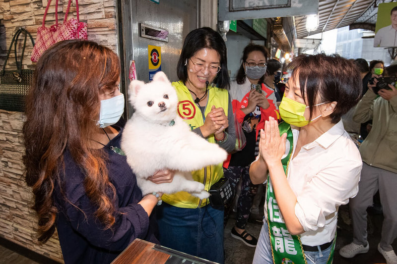 民進黨新北市長參選人林佳龍日前確診染疫，同黨立委范雲（前右）1日充當林佳龍分身，前往永和區市場掃街拜票，為林佳龍爭取支持，受到攤商及民眾熱情歡迎。（林佳龍競選辦公室提供）中央社記者黃旭昇新北市傳真  111年11月1日