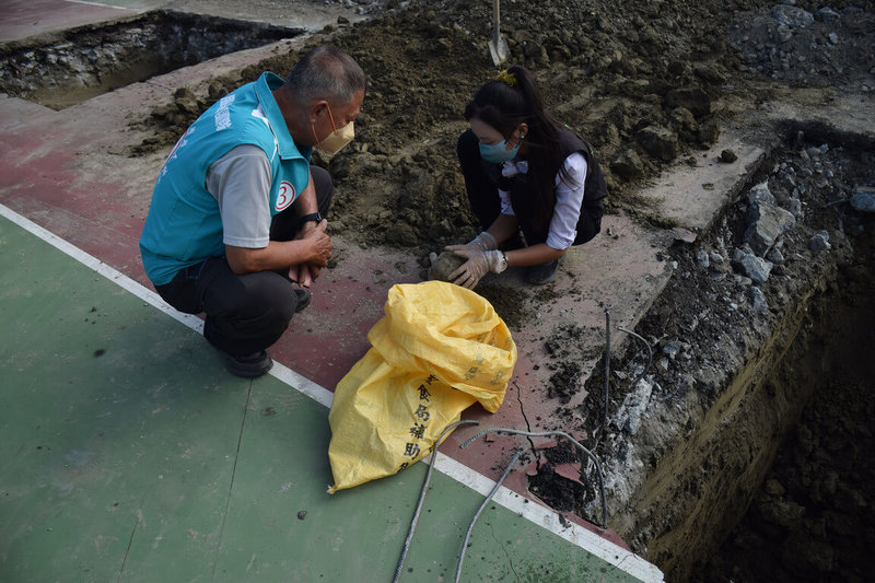 南彰化一所國中目前正在進行跑道及籃球場整建工程，有工人1日在籃球場施工下挖時意外發現一具白骨，警方到場確認是人骨，但沒有發現其他物品，已先將人骨撿拾送往鑑識單位確認，尚無法判定死者身分。（李俊諭提供）中央社記者吳哲豪傳真 111年11月1日