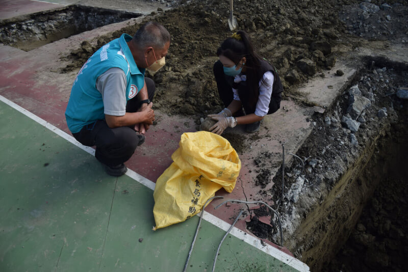 南彰化一所國中去年進行跑道及籃球場整建工程，工人在籃球場施工下挖時意外發現一具白骨。（李俊諭提供）