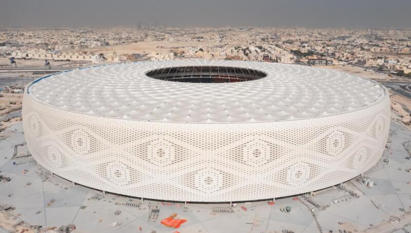 卡達近年為世足賽持續興建先進體育場館，去年落成的圖瑪瑪體育場設計靈感來自中東地區男性佩戴的傳統編織帽Gahfiya。（圖取自卡達世界盃網頁qatar2022.qa）