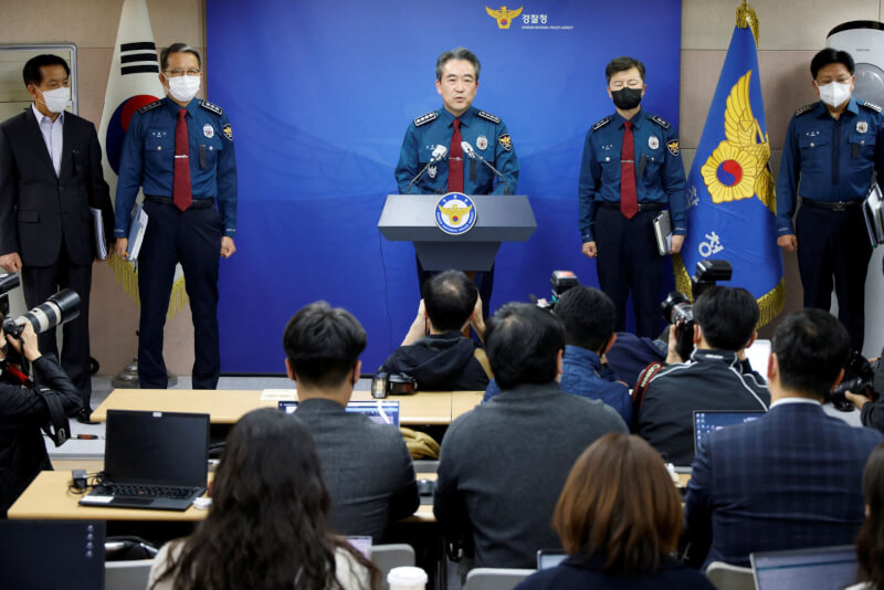 韓國首爾梨泰院踩踏造成156人死亡，警察廳長尹熙根（後中）1日表示，在事發前就接獲多起急於警告民眾危險聚會的報案電話。（路透社）