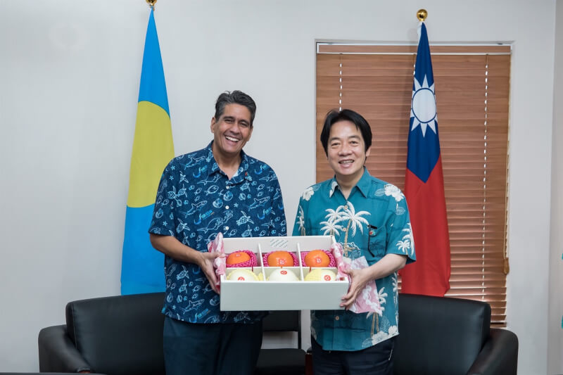圖為副總統賴清德（右）11月1日率團抵達帛琉訪問，到總統府拜會帛琉總統惠恕仁（左）。（圖取自facebook.com/chingte）