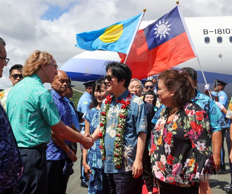 副總統賴清德（前右2）1日搭乘專機抵達友邦帛琉共和國，帛琉共和國副總統席嫵杜（J. Uduch Sengebau Senior）（前右）親自前來迎接，圖為賴清德向陪同接機的當地官員政要握手致意。中央社記者鄭清元攝 111年11月1日