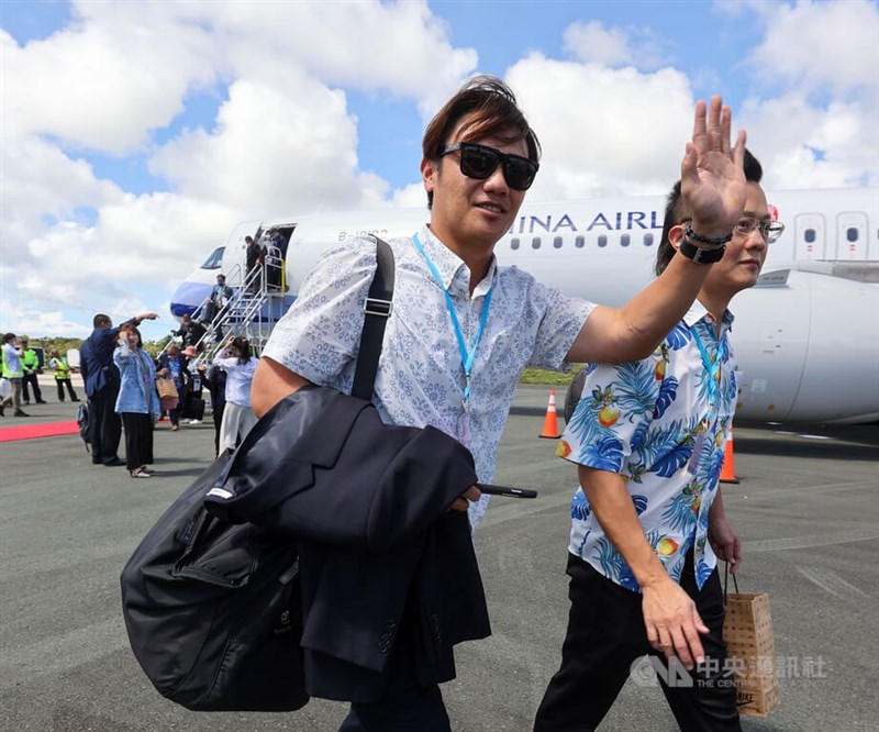 副總統賴清德1日展開「帛旅專案」出訪友邦帛琉共和國，邀請統一7-ELEVEn獅隊球星陳鏞基（圖）隨行，圖為陳鏞基下機後向媒體揮手致意。中央社記者鄭清元攝 111年11月1日