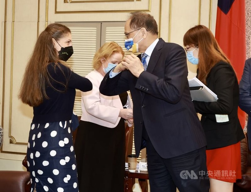 立法院長游錫堃(前右)2日在立法院接見對華政策跨國議會聯盟(IPAC)訪問團,歡迎他們造訪台灣,雙方並碰肘致意。中央社記者張皓安攝 111年11月2日