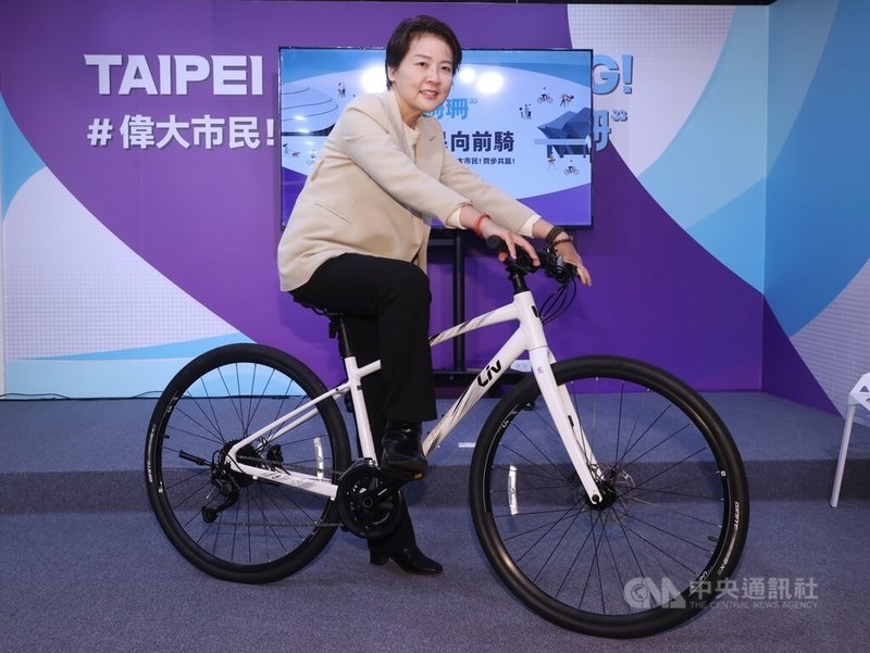 無黨籍台北市長參選人黃珊珊2日在競選總部發表健康城市政策，並宣布「偉大市民向前騎」活動，將騎單車宣揚健康理念。中央社記者鄭傑文攝  111年11月2日