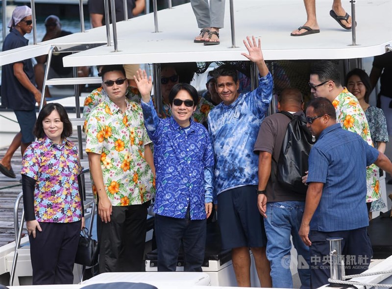 副總統賴清德（左3）出訪友邦帛琉共和國，2日上午在帛琉總統惠恕仁（Surangel S. Whipps, Jr.）（左4）陪同下登船，將前往洛克群島參觀。中央社記者鄭清元攝 111年11月2日