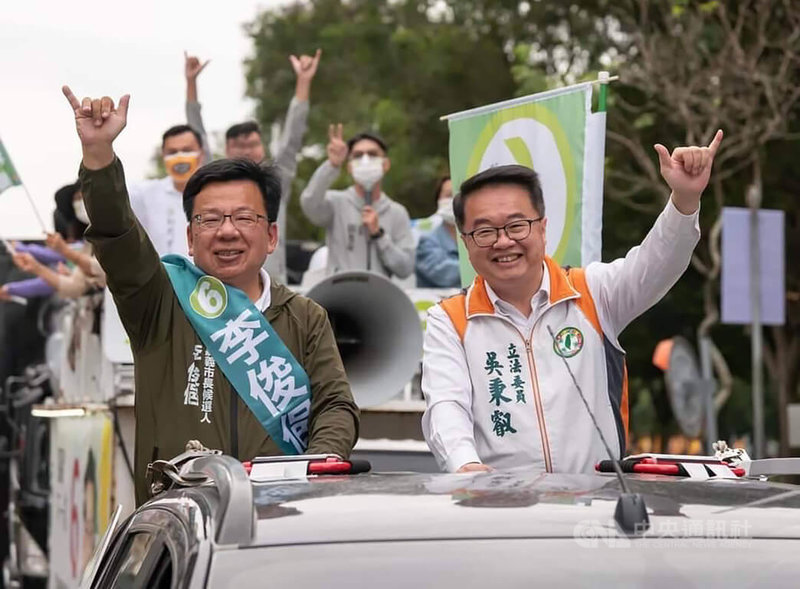 無黨籍嘉義市長參選人黃紹聰辭世,民進黨籍參選人李俊俋(前左)2日獲知消息後表示哀悼與遺憾,也指出將按選罷法相關規定及中選會決定辦理後續選舉活動。圖為李俊俋掃街拜票畫面。中央社記者黃國芳攝 111年11月2日