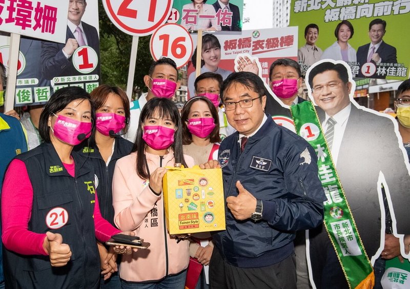 台南市長黃偉哲（前右）2日特地北上，為民進黨新北市長參選人林佳龍、市議員參選人助選造勢，並贈送參選人台南名產下營蔭油等，以台語諧音「會贏」祝福高票當選。（林佳龍競選辦公室提供）中央社記者黃旭昇新北傳真  111年11月2日