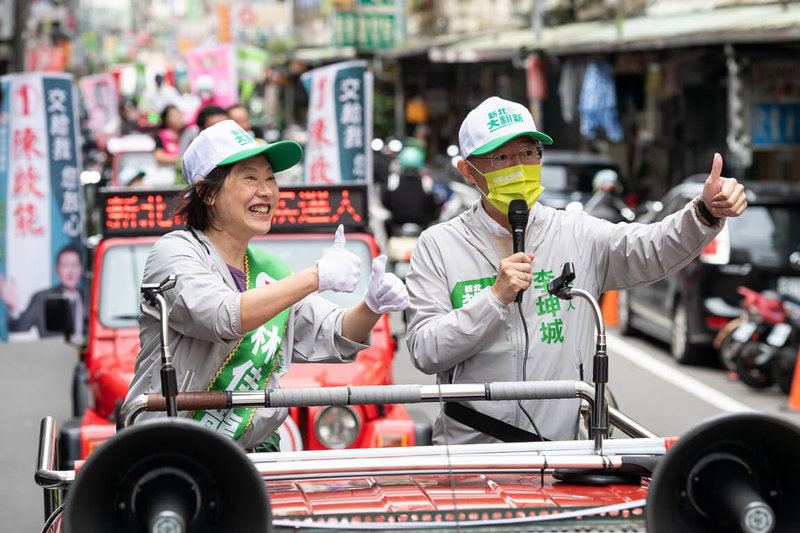 民進黨新北市長參選人林佳龍因確診暫時無法親跑選舉行程，林佳龍妻子廖婉如（前左）2日在同黨新北市議員李坤城（前右）陪同下，到三重區代夫車隊掃街拜票、爭取支持。（林佳龍競選辦公室提供）中央社記者黃旭昇新北市傳真  111年11月2日