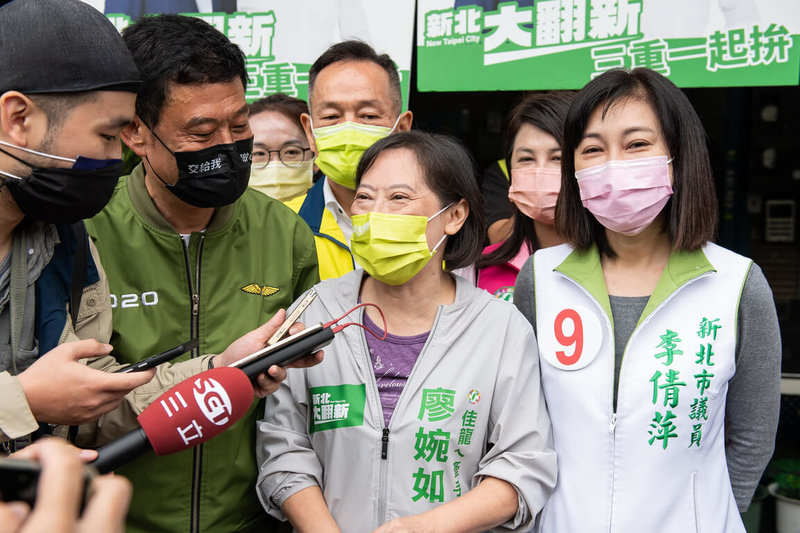 民進黨新北市長參選人林佳龍的妻子廖婉如（前右2）2日在同黨市議員李倩萍（前右）等人陪同下，到三重區代替確診丈夫掃街拜票，為林佳龍力拚選戰。（林佳龍競選辦公室提供）中央社記者黃旭昇新北傳真  111年11月2日